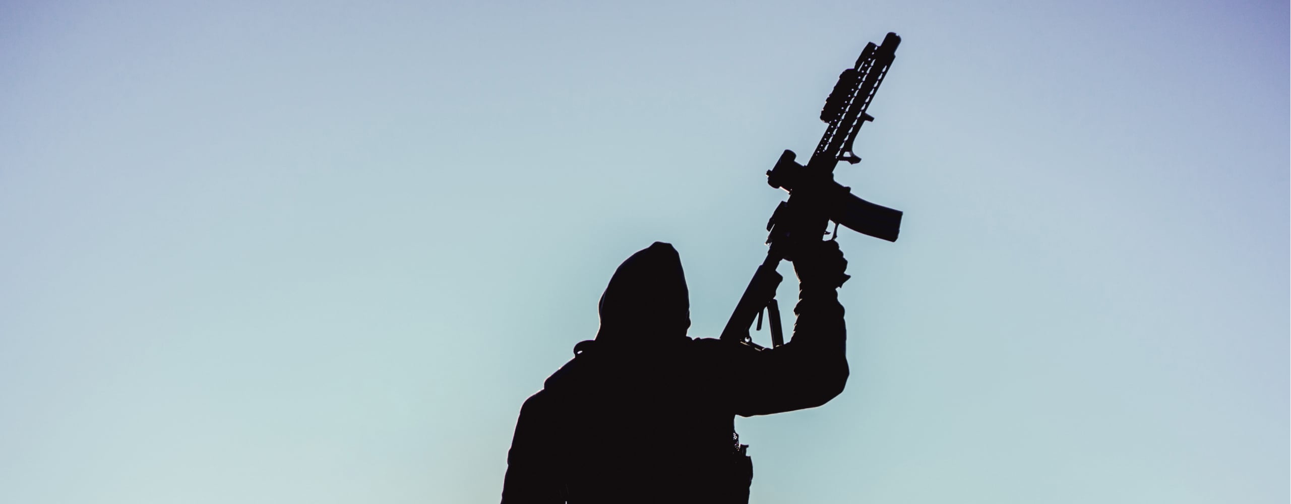 Silhouette eines Mitglieds des Noble Airsoft-Teams vor blauem Himmel